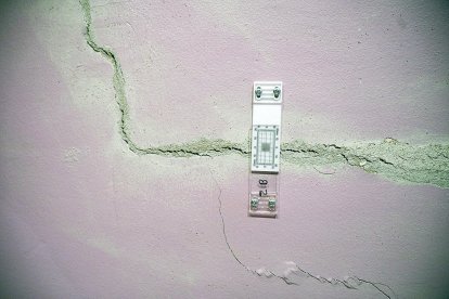 Fissura reoberta en un pis de l'edifici.