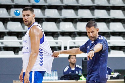 L'entrenador del MoraBanc Andorra, Natxo Lezkano, va dirigir ahir la primera sessió de treball a la pista.
