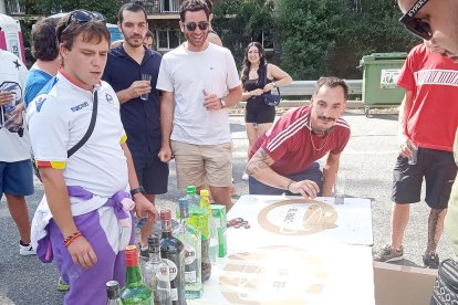 Prova del cotxe esportiu de joguina i les ampolles de begudes alcohòliques.