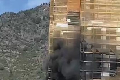 Foc en una torre en construcció a Escaldes