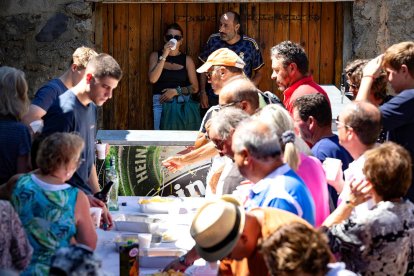 Aperitiu popular a la festa major de Santa Coloma.
