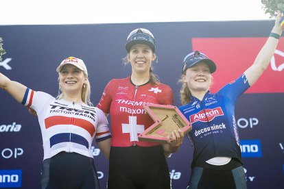 Podi de la cursa femenina amb la vencedora, Alessandra Keller, al centre.