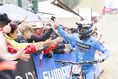 El gal Thibaut Dapréla celebra la seva victòria al descens de la Copa del Món amb els aficionats.