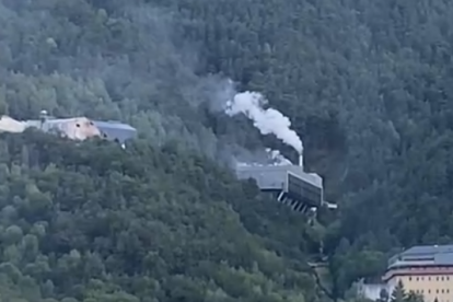 Fum a la deixalleria de la Comella