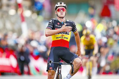Remco Evenepoel celebrant la victòria d'etapa, ahir a l'estació d'Arinsal.