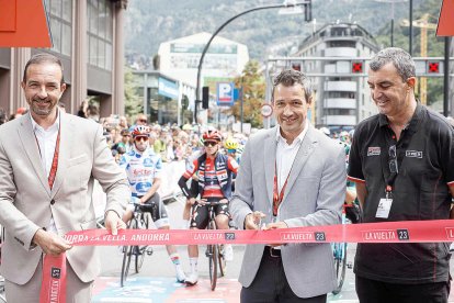 El ministre Jordi Torres, el cònsol major d'Andorra la Vella, David Astrié, i el director de la Vuelta, Javier Guillén.