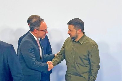 Xavier Espot donant la mà a Volodímir Zelenski.