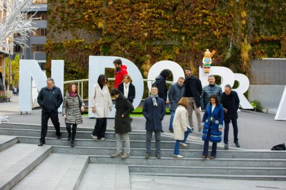 Els catorze candidats a cònsol major després de la instantània a la plaça The Cloud.