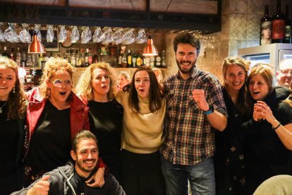 Cerni Cairat celebrant amb militants i seguidors un resultat històric que el converteix en cònsol.