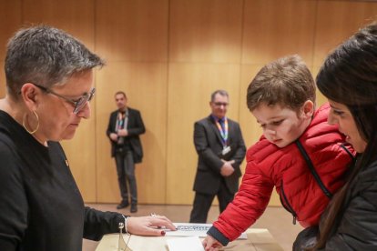 Un nen dipositant la papereta a l'urna.