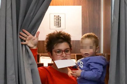 Una electora, ahir al col·legi.