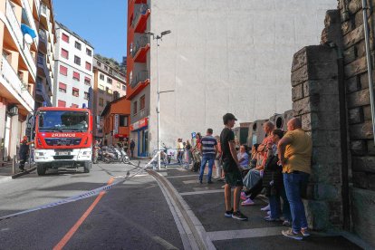 Els bombers, ahir a l'avinguda del Pessebre.