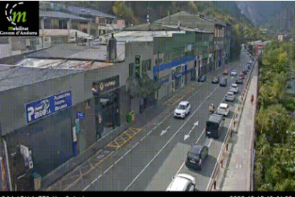 Les cues arriben a l'avinguda Salou