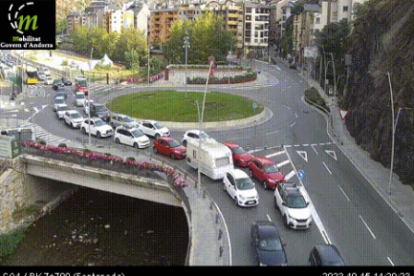 Les cues per sortir per la frontera hispanoandorrana comencen a la rotonda de la Fontaneda de Sant Julià