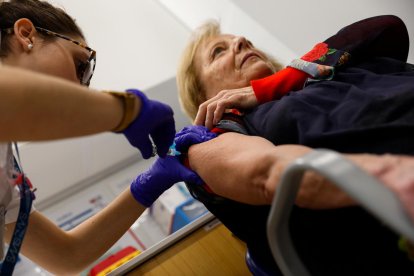 Una dona rebent una dosi d'un vaccí.