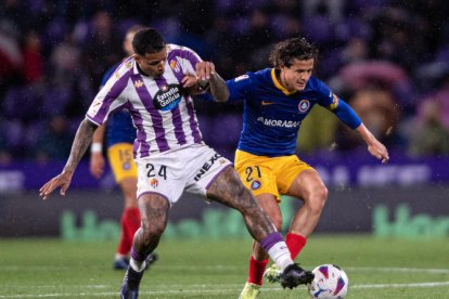 El capità tricolor, Rubén Bover, en una acció amb Kenedy, ahir al José Zorrilla de Valladolid.