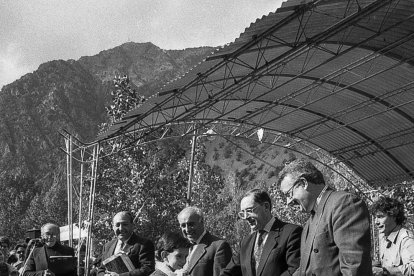 Un nen amb les autoritats, a la 13a edició.