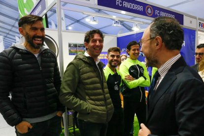 Xavier Espot fent broma a l'estand de l'FC Andorra.