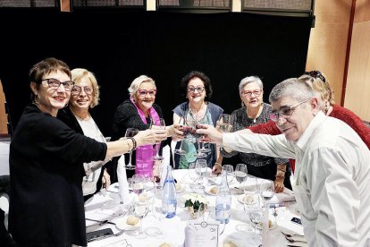 Els padrins d'Encamp no van deixar enrere la tradició de brindar per l'arribada d'un nou any amb salut. No va faltar la decoració nadalenca per omplir l'espai d'alegria.