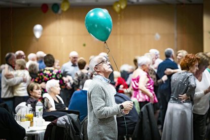 El Centre de Congressos ha acollit la gent gran d'Andorra la Vella per donar la benvinguda al Nadal. 250 padrins han pogut escollir els accessoris preferits per a l'ocasió!