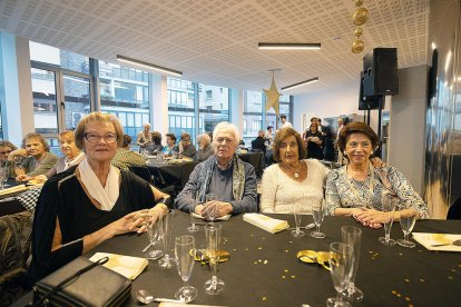 Bon ambient a la llar de jubilats d'Escaldes al berenar de Nadal amb la gent gran. Els padrins han pogut passar unes hores de diversió i companyonia al ritme de la música.