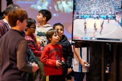 Un nen jugant amb una videoconsola.