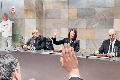 Enric Dolsa i Maria del Mar Coma durant la sessió de comú.