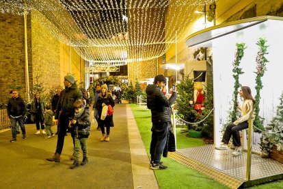 Visitants gaudint de les atraccions turístiques.