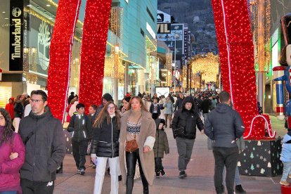 Turistes a l'avinguda Carlemany.