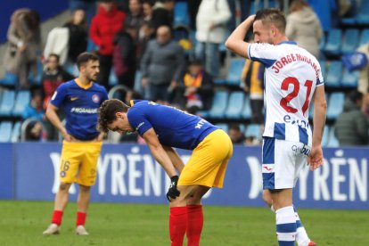 Jandro Orellana i Pampín, al fons, es lamenten de la derrota davant el Leganés.