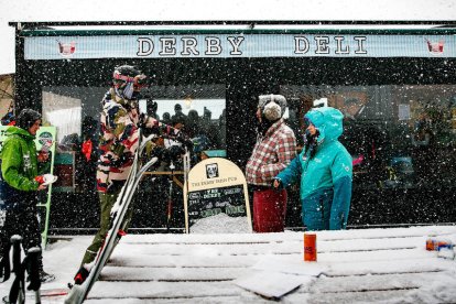 Un grup de turistes a Arinsal en plena nevada.