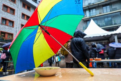 Un paraigua protegeix l'escudella a la capital.