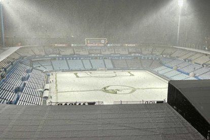 La neu ha cobert l'estadi de La Romareda, aquesta tarda