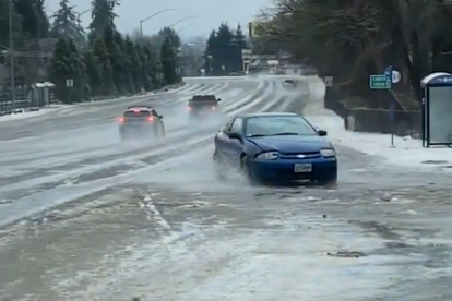 Lliscades incontrolables de cotxes i vianants pel gel