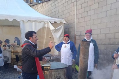 El mossèn Pepe beneïnt les olles