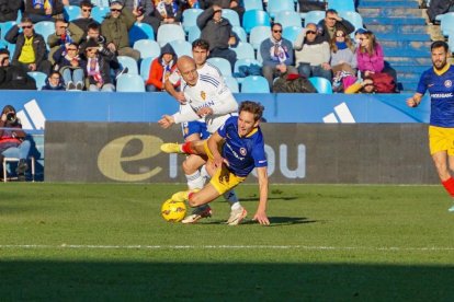 Álex Petxarromán rep una entrada per darrere de Mollejo, ahir a La Romareda de Saragossa.
