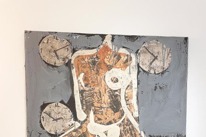 La figura femenina domina a 'Figura i rellotges'.