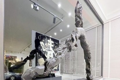 L'escultura 'Man finding his way' sembla que estigui en moviment.