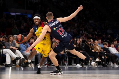 Harding intentant superar un rival, ahir.