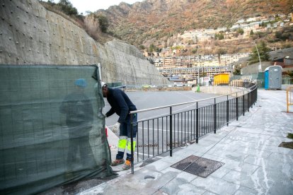 Operaris instal·lant tanques al terreny on es construirà el pàrquing.
