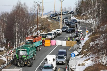 Vehicles aturats a la carretera pel tall dels agricultors a l'RN-320.
