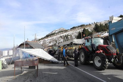 Tractors bloquejant el pas durant la protesta.
