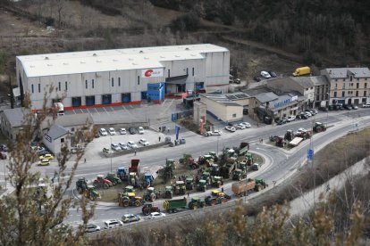 Tractors de l'Alt Urgell manifestant-se a la rotonda de les Valls de Valira