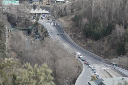 Cues des de la frontera espanyola amb l'andorrana