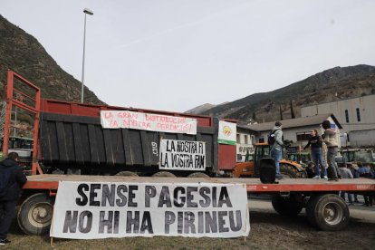 Pancarta de protesta a un remolc abans de començar el discurs