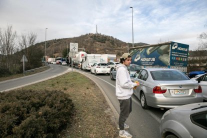 Cues a la rotonda de la Seu direcció Andorra