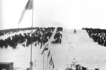 La passarel·la que creua el riu amb la pista Avet de fons