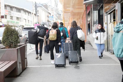 Els turistes poden entrar sense problemes pel Pas de la Casa.