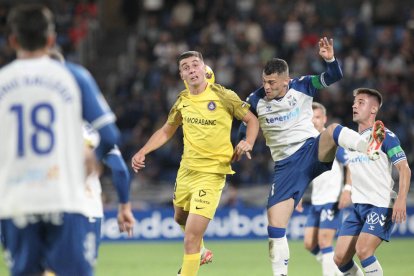 Jon Karrikaburu, en una acció del partit d'ahir a l'Heliodoro Rodríguez de Tenerife.