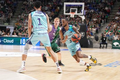 Montero passant un bloqueig de Tyson Pérez ahir a Màlaga.